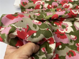 Fastvævet viscose - abstrakte blomster i grønne toner